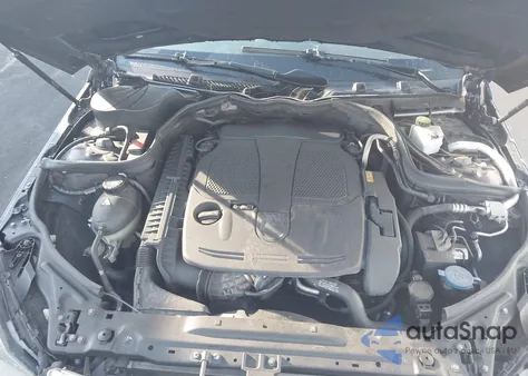 2013 Mercedes-Benz C 350 Sport z USA, uszkodzony, nr VIN WDDGF5HB8DA817352